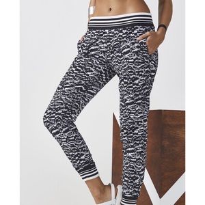 NWT Fabletics Eve Jogger, Small Short